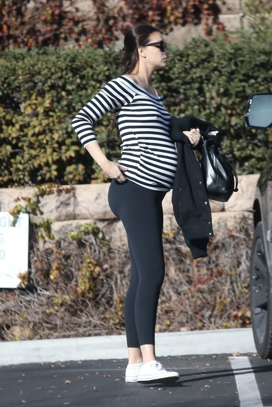 Pregnant ARPIL LOVE GEARY Out for Lunch in Studio City 01/18/2019