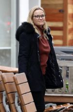 REESE WITHERSPOON Out for Breakfast at Le Pain Quotidien in Brentwood 01/16/2019