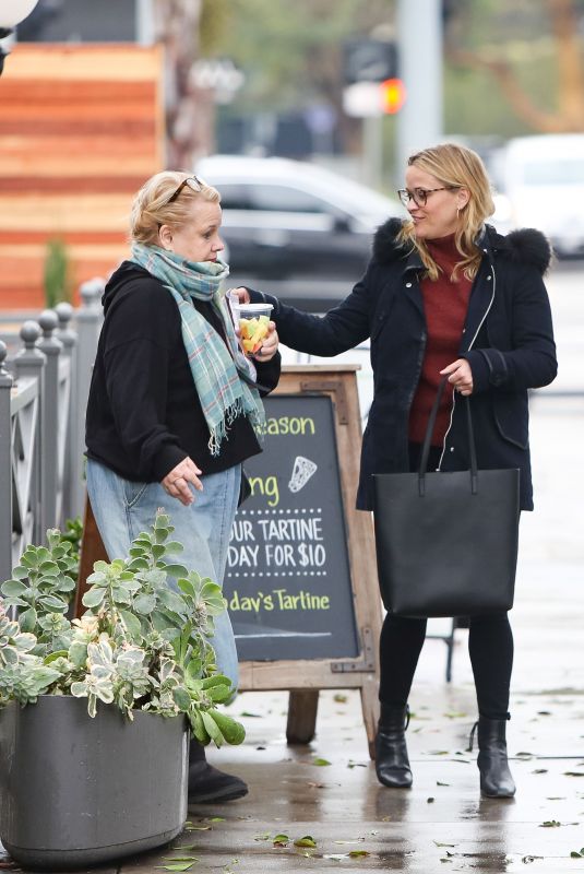 REESE WITHERSPOON Out with Her Mom Betty in Los Angeles 01/16/2019