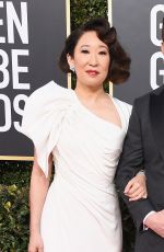 SANDRA OH and Andy Samberg at 2019 Golden Globe Awards in Beverly Hills 01/06/2019