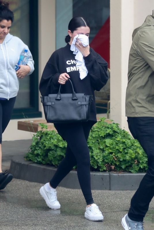 SELENA GOMEZ Heading to Pilates Class in Los Angeles 01/16/2019