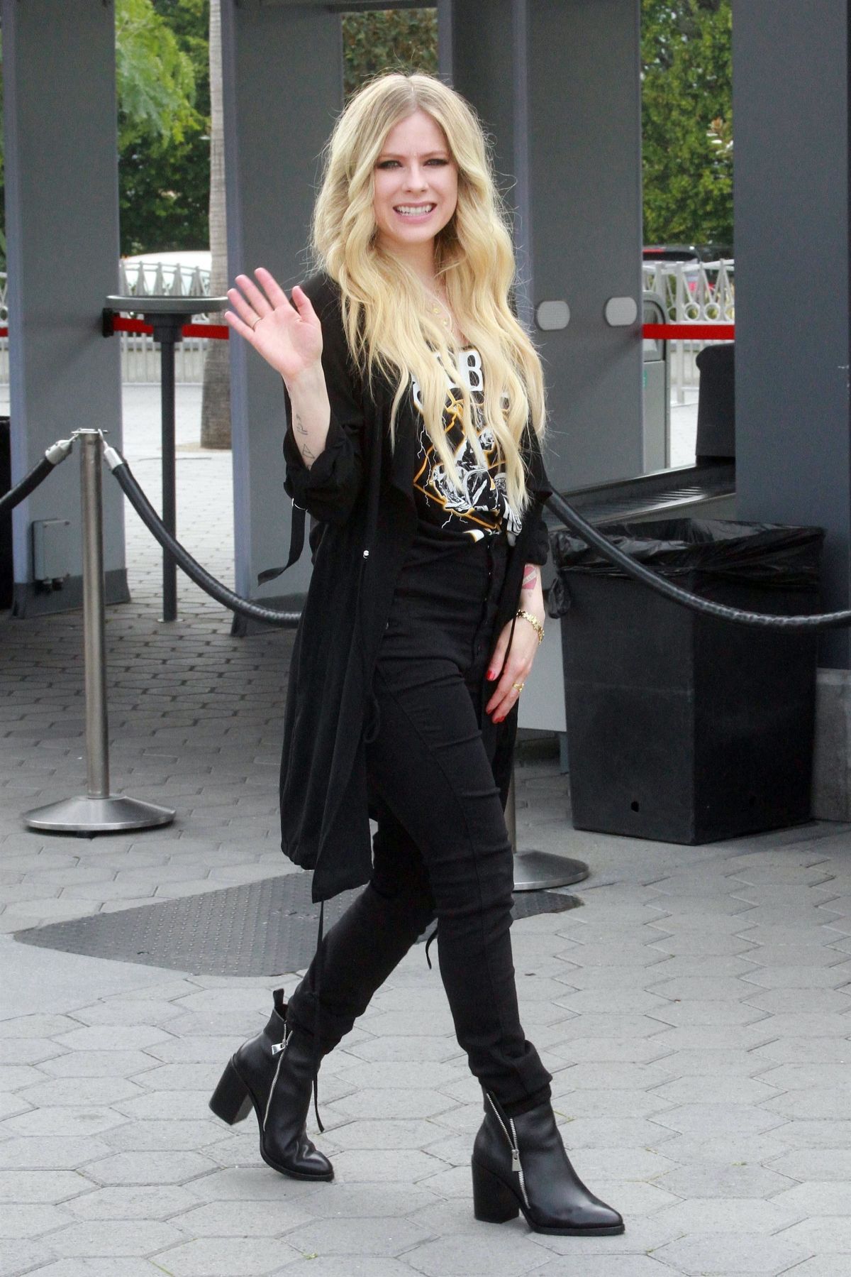 AVRIL LAVIGNE at Extra at Universal Studios in Hollywood 02/27/2019 – HawtCelebs