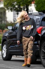 GWEN STEFANI Out with Her Dog in Los Angeles 02/20/2019