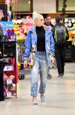 GWEN STEFANI Shopping at a Supermarket in Los Angeles 02/09/2019