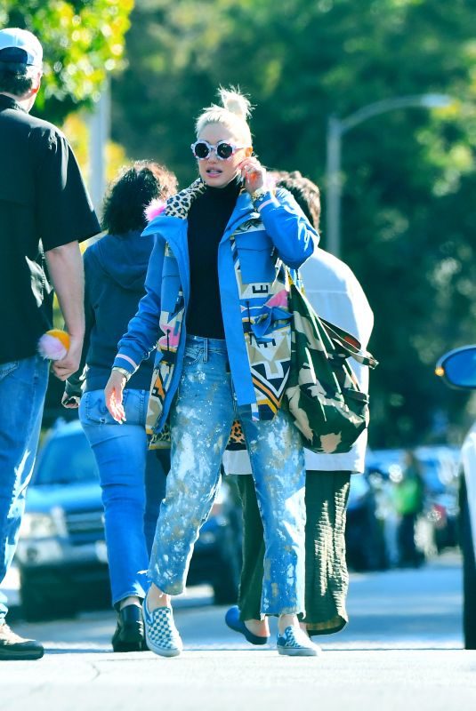 GWEN STEFANI Shopping at a Supermarket in Los Angeles 02/09/2019