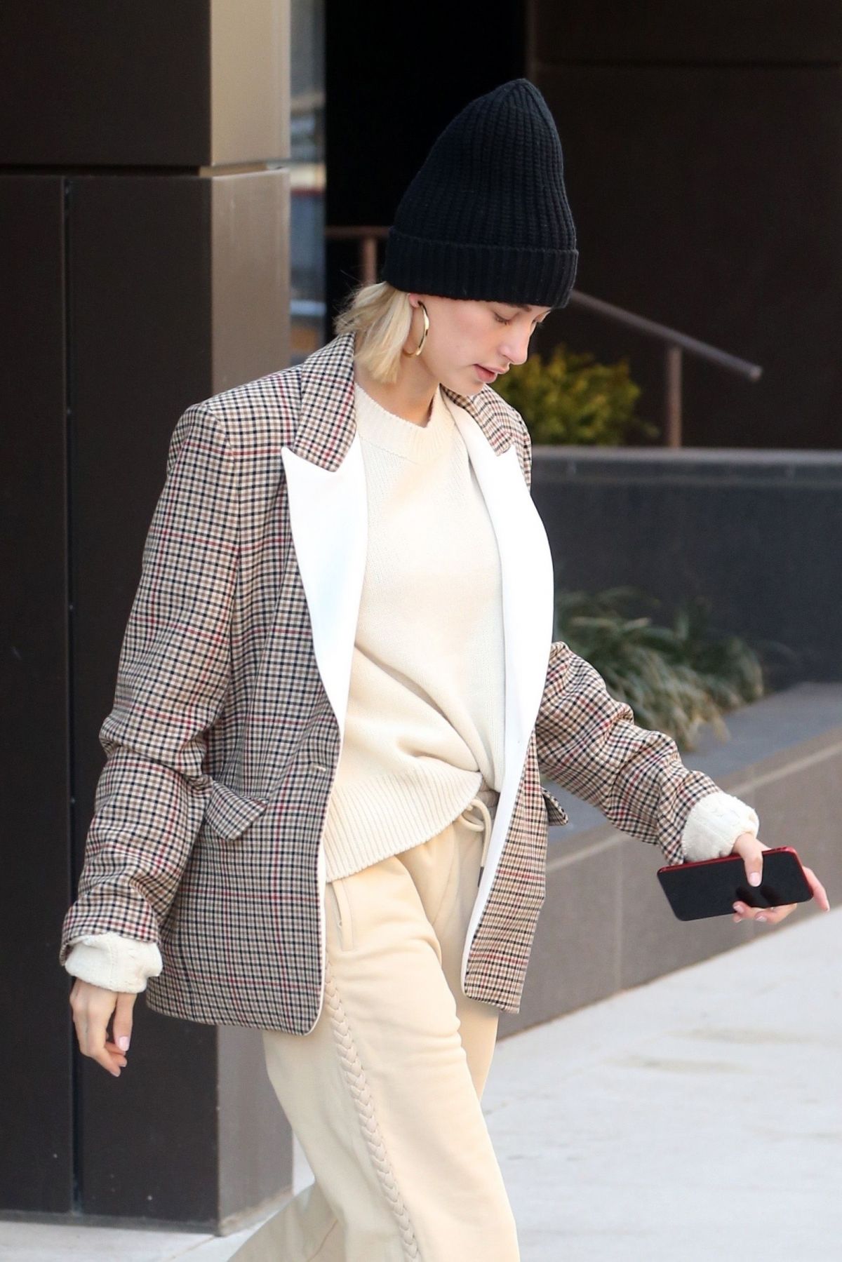 hailey-bieber-out-and-about-in-new-york-02-26-2019-7.jpg