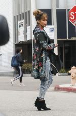 HALLE BERRY Shoppinig for Grocery in Los Angeles 02/13/2019