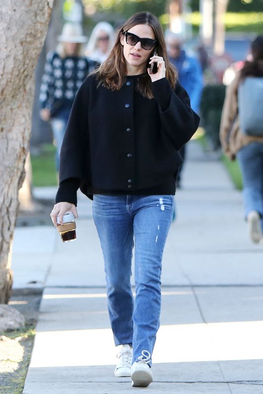 JENNIFER GARNER Out and about in Santa Monica 02/08/2019