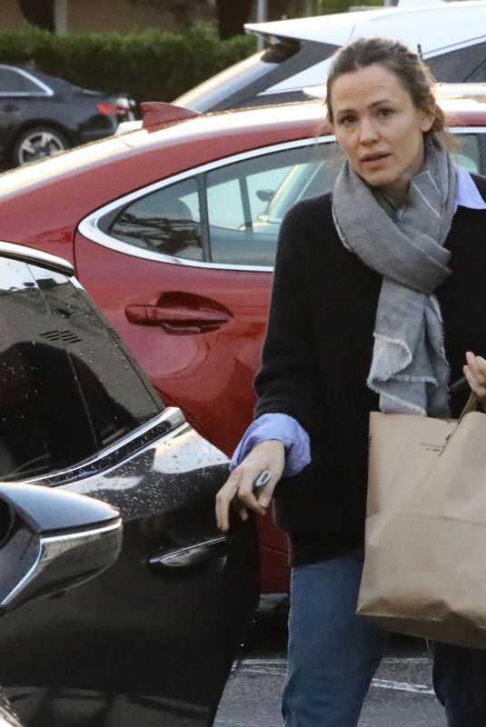 JENNIFER GARNER Out Shopping in Santa Monica 02/02/2019