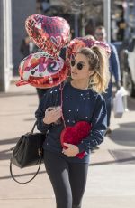 JESSIEJAMES DECKER Buys some Balloons in Nashville 02/11/2019