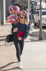JESSIEJAMES DECKER Buys some Balloons in Nashville 02/11/2019
