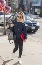 JESSIEJAMES DECKER Buys some Balloons in Nashville 02/11/2019