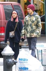 MAISIE WILLIAMS and Reuben Selby Shopping for Iphones in New York 02/13/2019