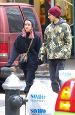 MAISIE WILLIAMS and Reuben Selby Shopping for Iphones in New York 02/13/2019