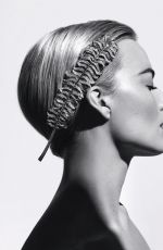 MARGOT ROBBIE in Hapre