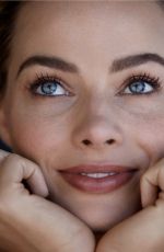 MARGOT ROBBIE in Hapre