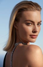MARGOT ROBBIE in Hapre