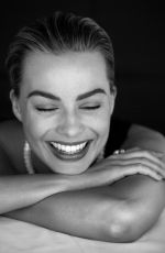 MARGOT ROBBIE in Hapre