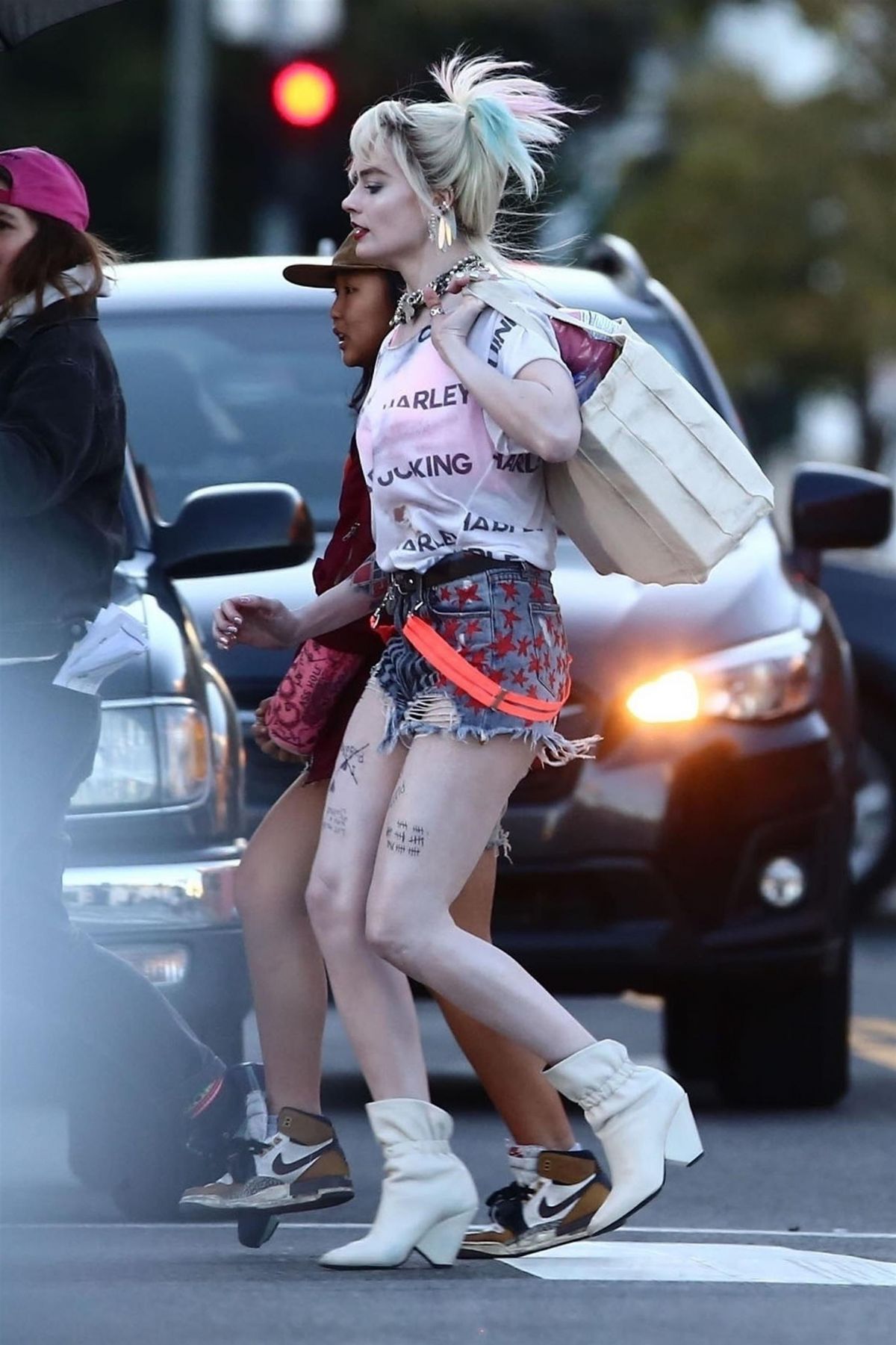 margot-robbie-on-the-set-of-birds-of-prey-in-los-angeles-02-21-2019