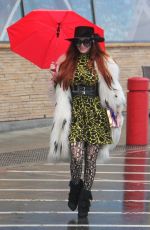 PHOEBE PRICE Shopping at Ralphs in Los Angeles 02/04/2019