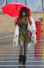 PHOEBE PRICE Shopping at Ralphs in Los Angeles 02/04/2019