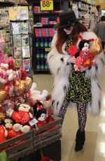 PHOEBE PRICE Shopping at Ralphs in Los Angeles 02/04/2019