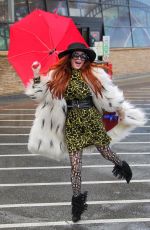 PHOEBE PRICE Shopping at Ralphs in Los Angeles 02/04/2019