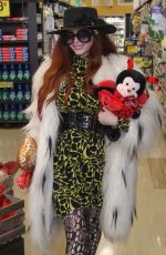 PHOEBE PRICE Shopping at Ralphs in Los Angeles 02/04/2019