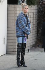 PIA MIA PEREZ Shopping at Melrose Avenue in West Hollywood 02/27/2019