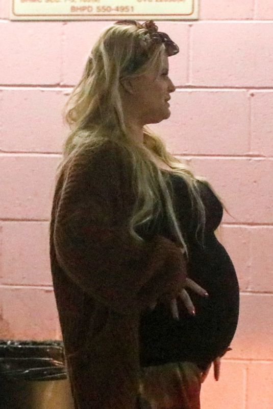  Pregnant JESSICA SIMPSON Visiting Her Doctor in Los Angeles 02/05/2019