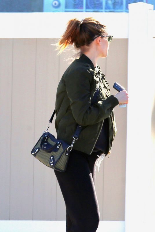 Pregnant KATE MARA Out for lunch in Los Angeles 02/06/2019