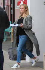 REESE WITHERSPOON Leaves Pizzana in Brentwood 02/21/2019
