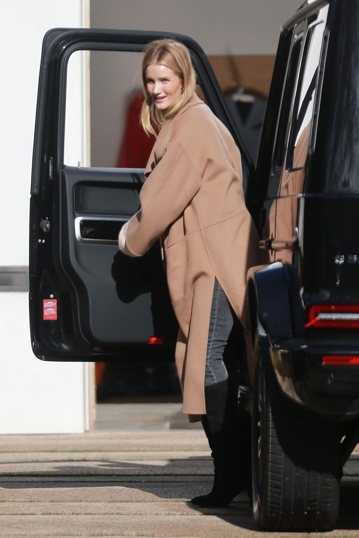 rosie-huntington-whiteley-out-in-beverly-hills-02-21-2019-3.jpg