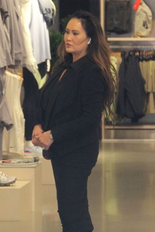TIA CARRERE Shopping at Nike Store n Beverly Hills 02/12/2019