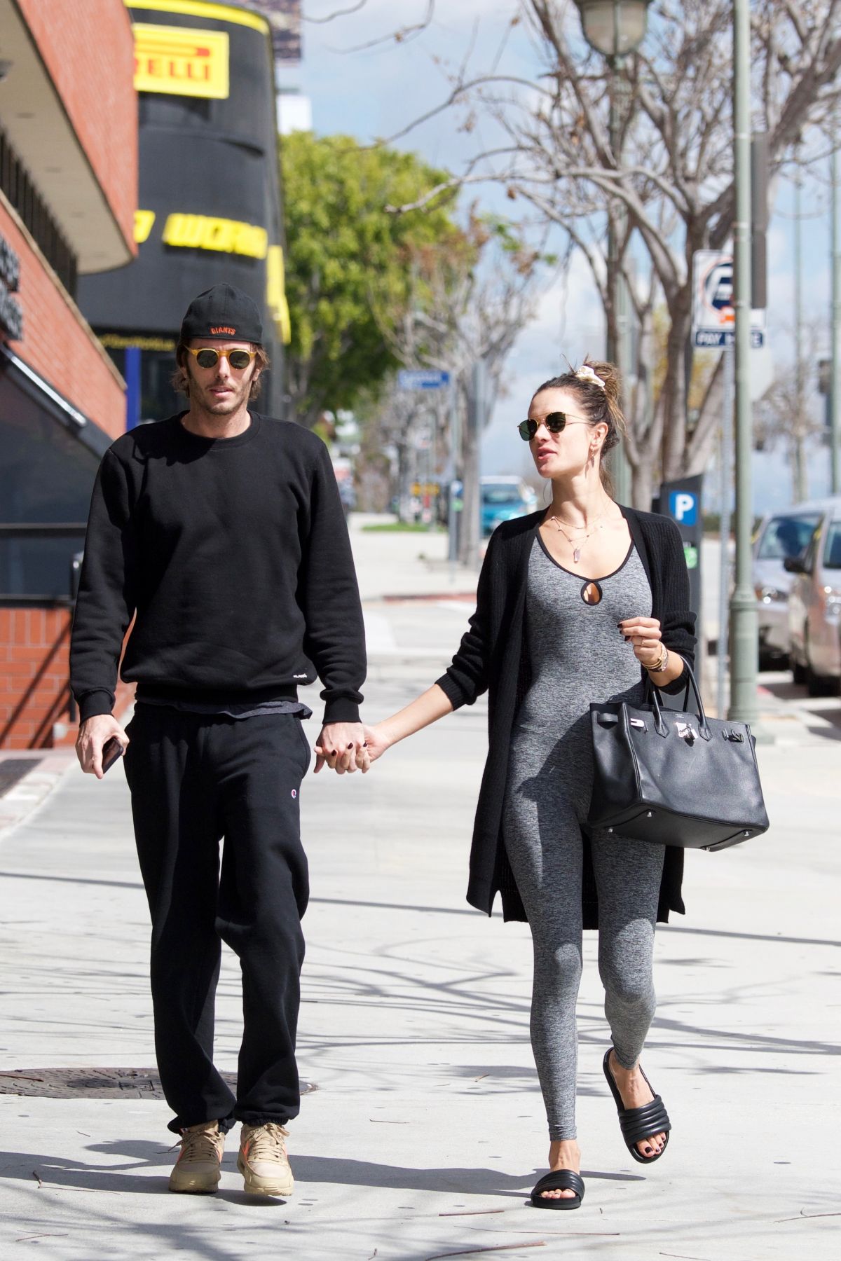 alessandra-ambrosio-heading-to-pilates-class-in-los-angeles-03-09-2019-2.jpg