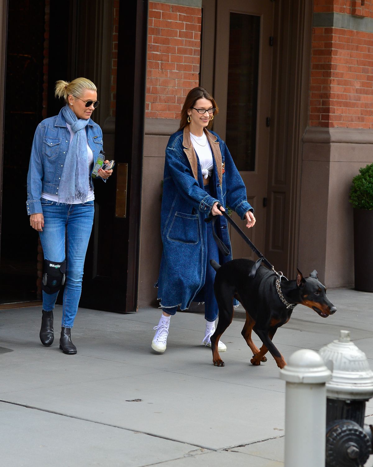 bella-and-yolanda-hadid-out-in-new-york-03-30-2019-0.jpg