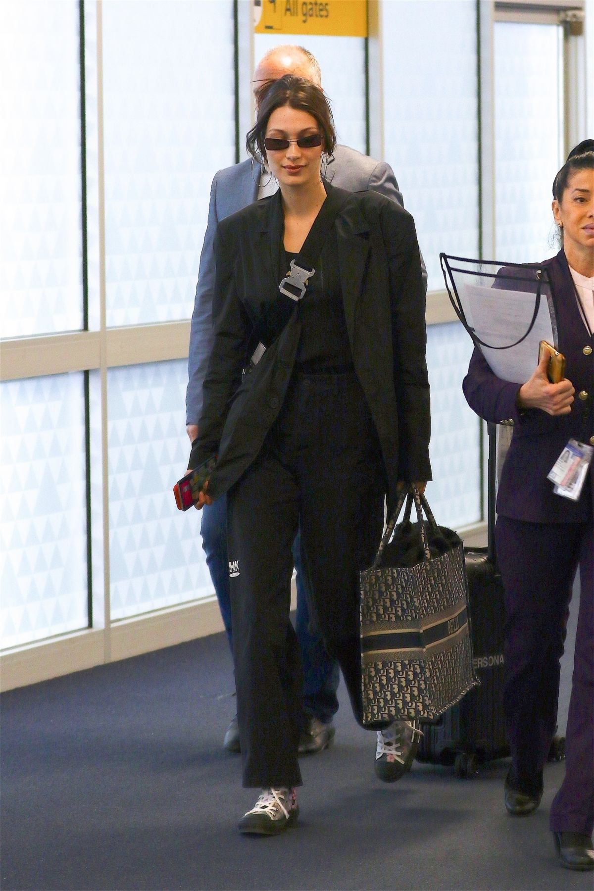 bella-hadid-arrives-at-jfk-airport-in-new-york-03-20-2019-3.jpg