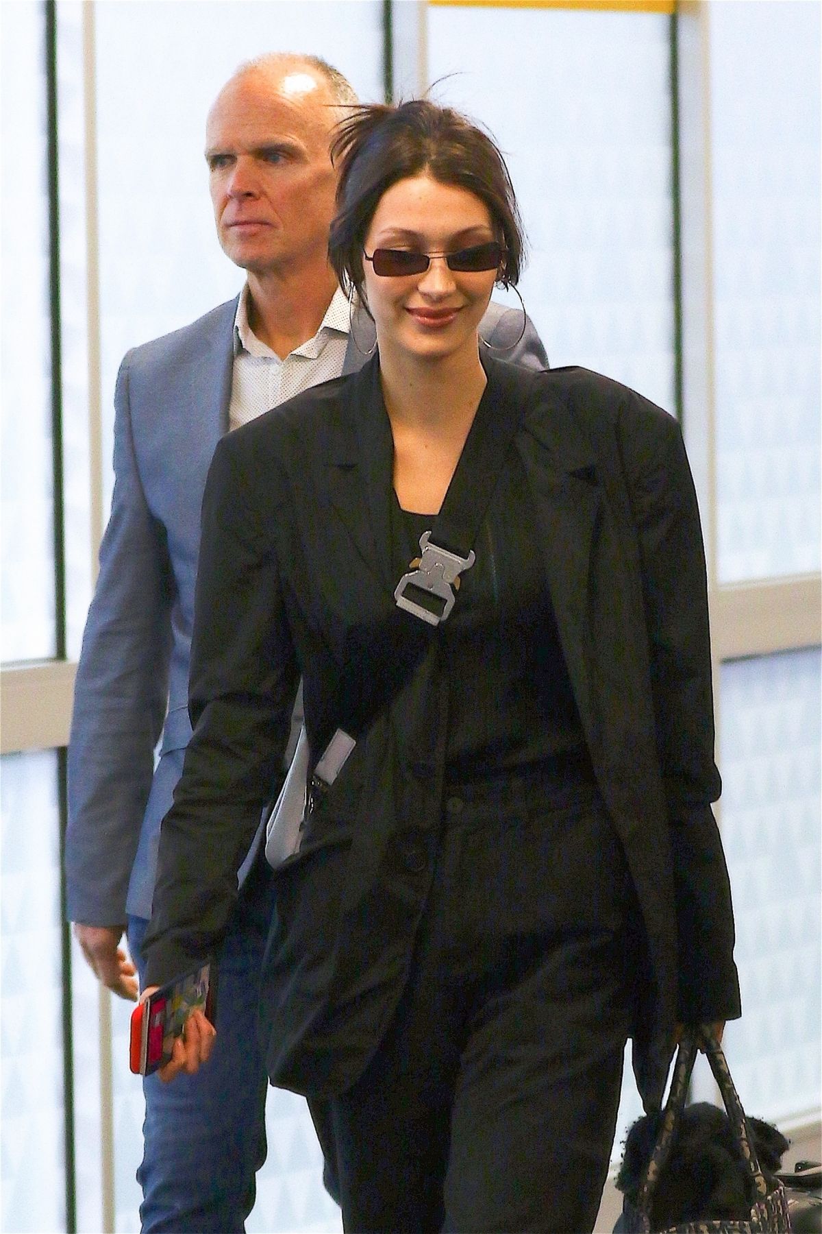 bella-hadid-arrives-at-jfk-airport-in-new-york-03-20-2019-5.jpg