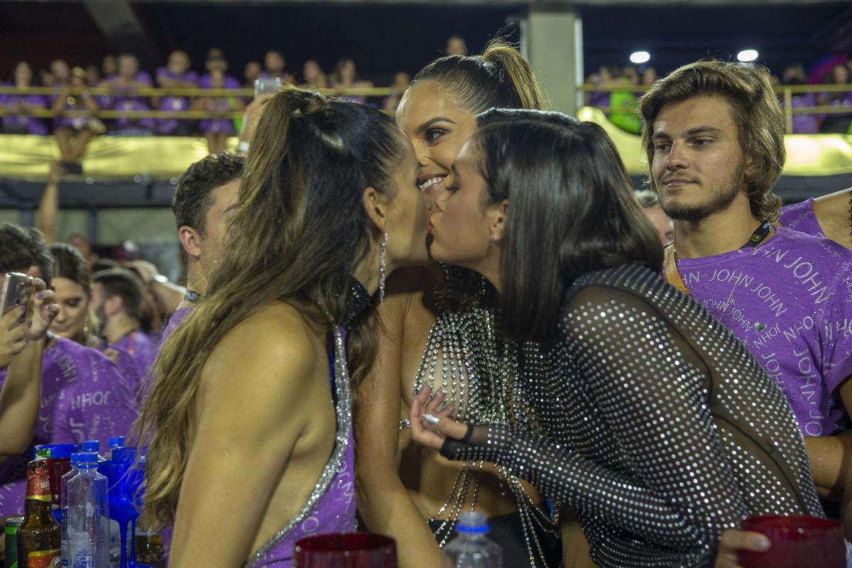 bruna-marquezine-and-izabel-goulart-at-carnival-in-rio-de-janeiro-03-10-2019-4.jpg