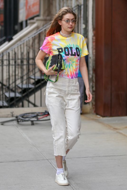 GIGI HADID Arrives at Her Apartment in New York 03/30/2019