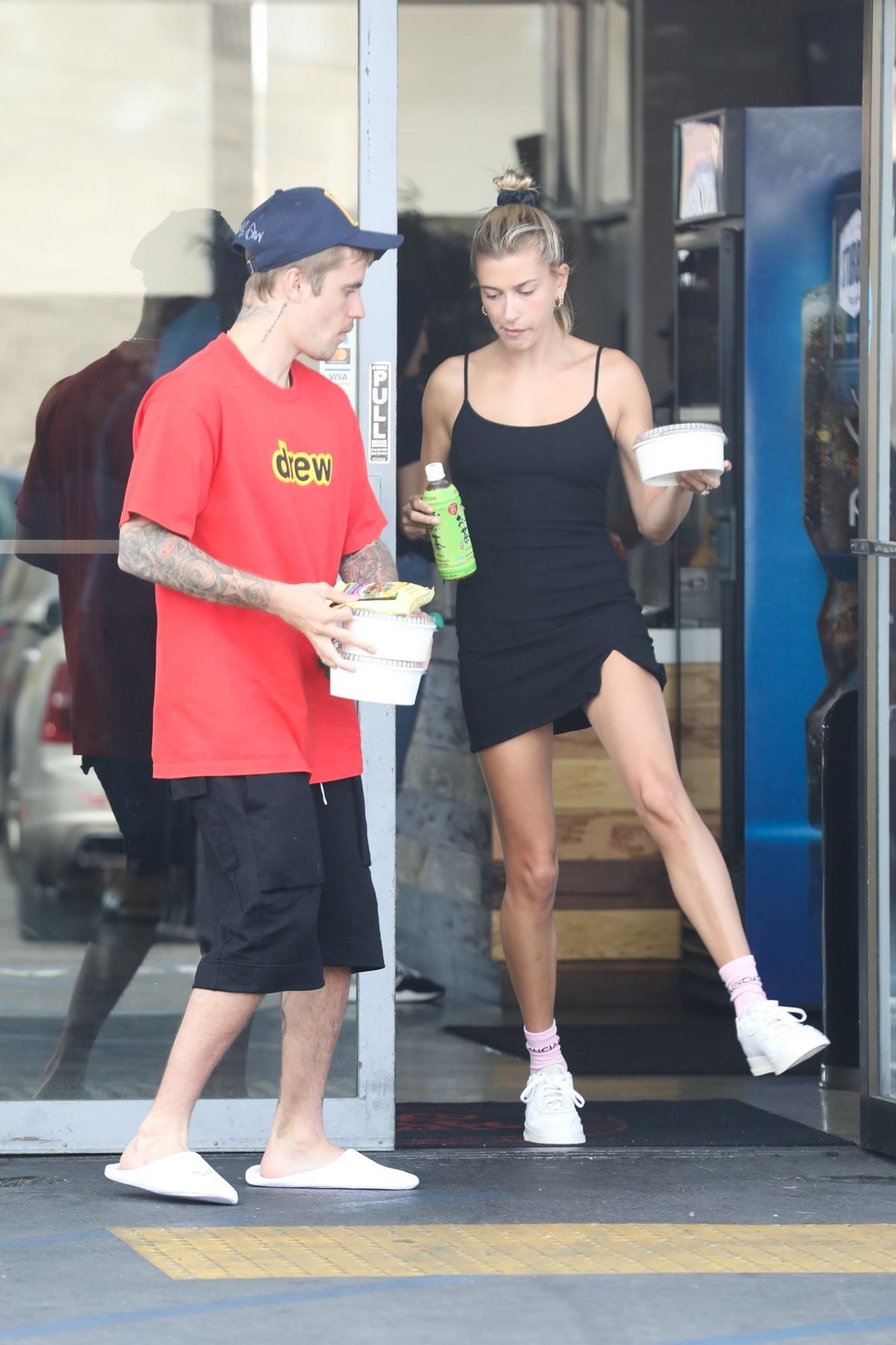 hailey-and-justin-bieber-out-for-lunch-in-costa-mesa-03-23-2019-9.jpg