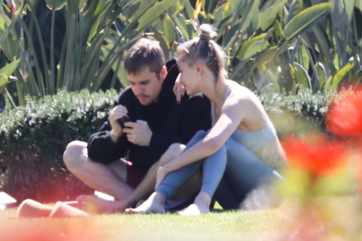 hailey-and-justin-bieber-out-in-laguna-beach-03-16-2019-10.jpg