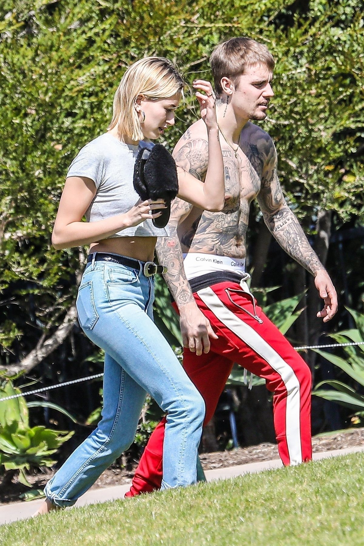 hailey-and-justin-bieber-out-on-newport-beach-in-california-03-20-2019-3.jpg