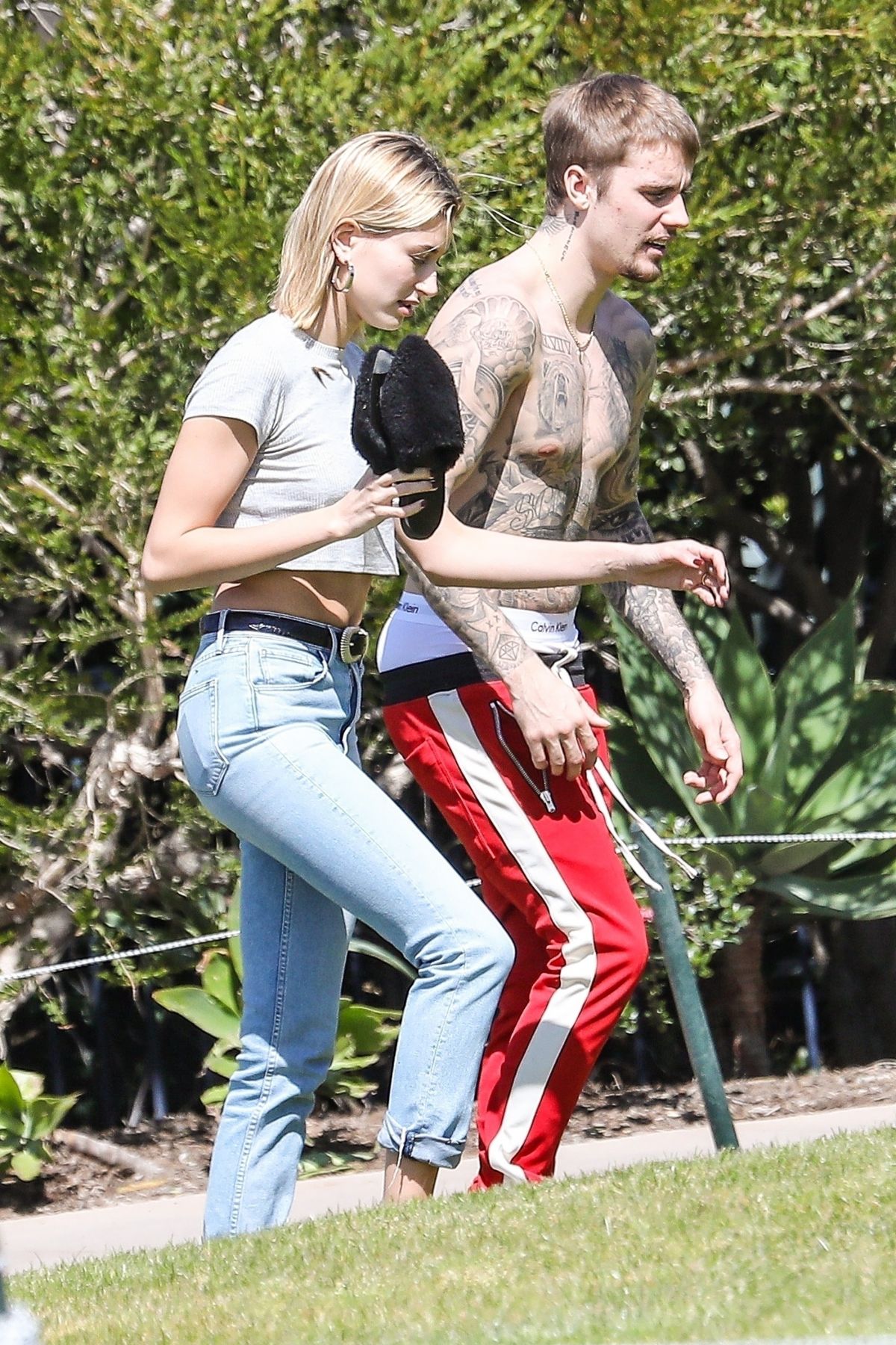 hailey-and-justin-bieber-out-on-newport-beach-in-california-03-20-2019-8.jpg