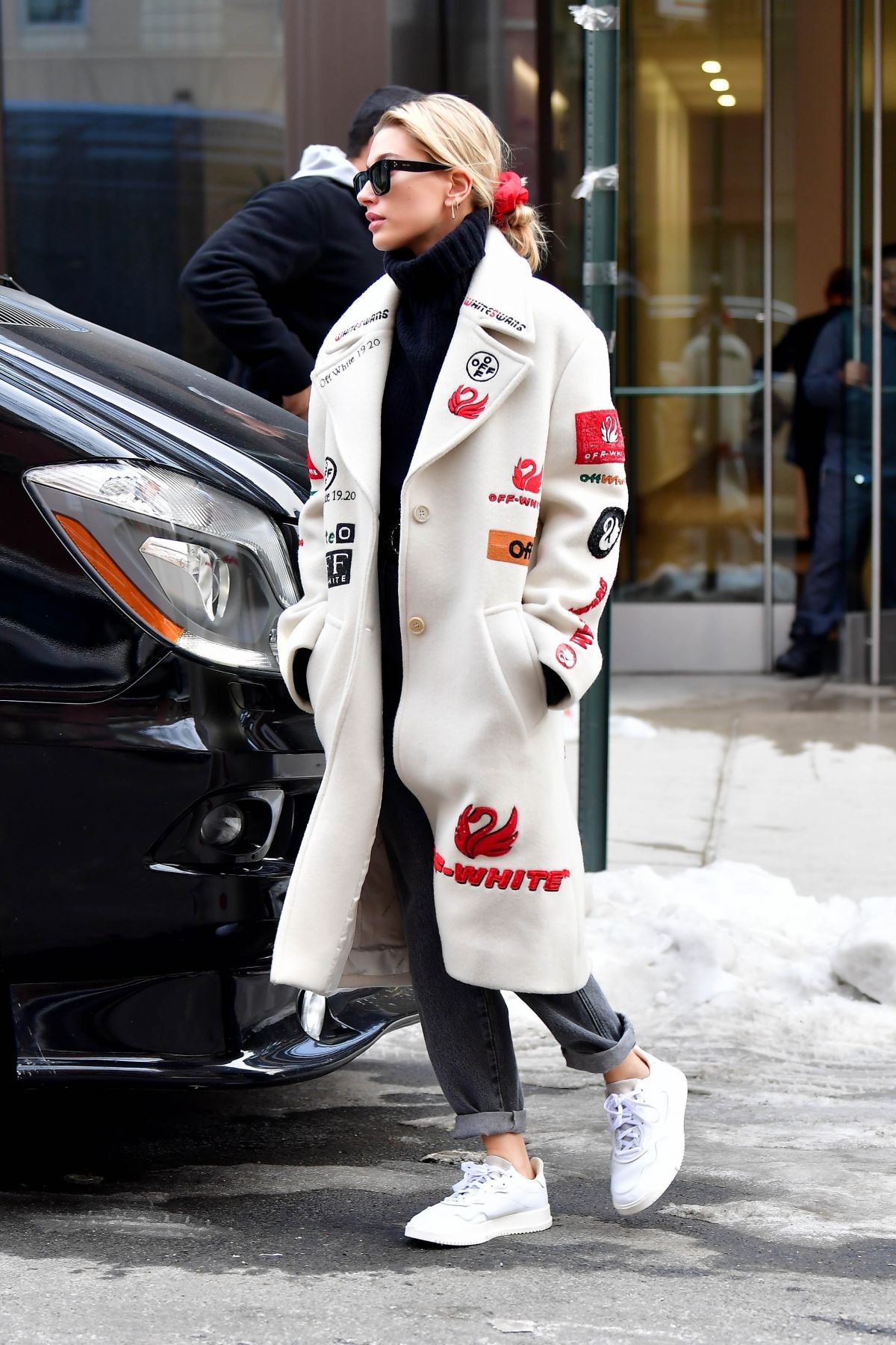 hailey-bieber-heading-to-a-beauty-salon-in-new-york-03-08-2019-8.jpg