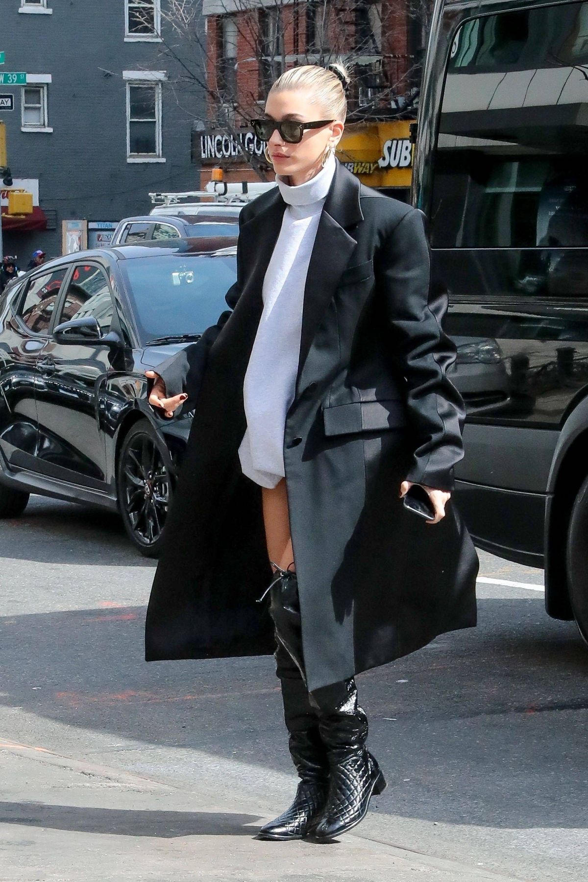 hailey-bieber-out-and-about-in-new-york-03-13-2019-3.jpg