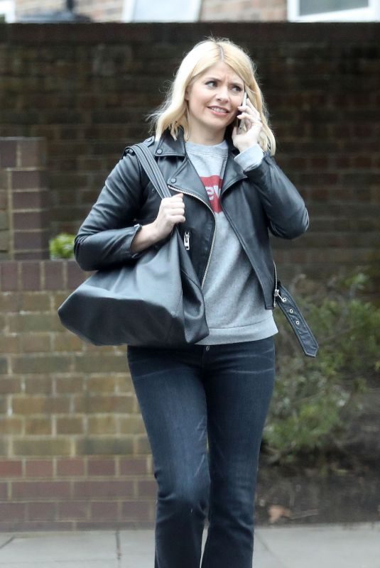 HOLLY WILLOGHBY Out and About in West London 03/20/2019