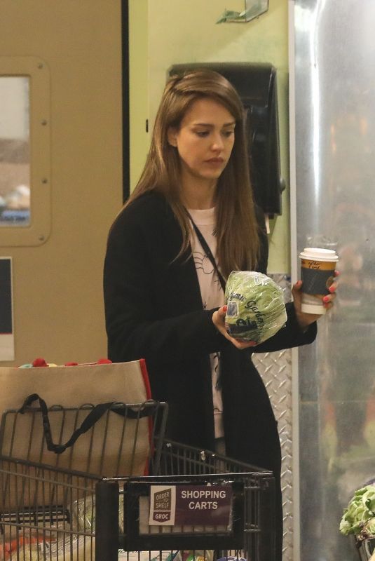 JESSICA ALBA Shopping a Whole Foods in Beverly Hills 03/09/2019