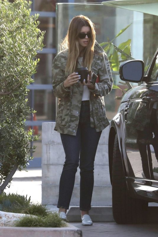 KATHERINE SCHWARZENEGGER and MARIA SHRIVER Shopping for Furniture in Malibu 03/29/2019