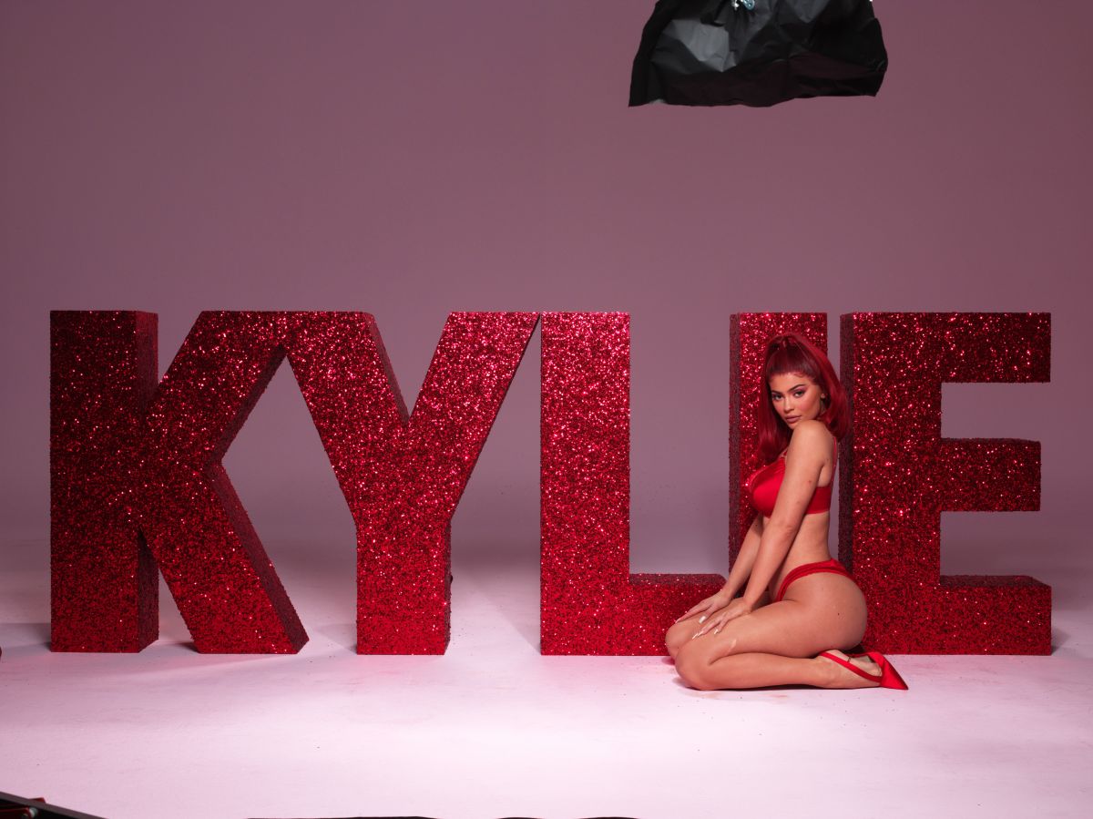 kylie-jenner-for-kylie-valentines-2019-collection-2.jpg